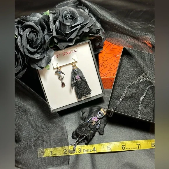 Betsey Johnson set of corpse bride earrings, necklace, and black rose veil. - Picture 4 of 4